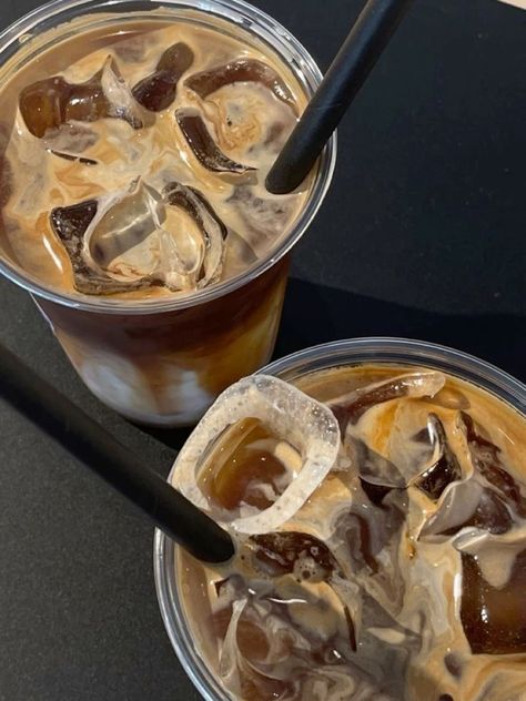 Aesthetic Drinks, Coffee Aesthetics, Bakery Foods, Coffee Obsession, Master Chef, Aesthetic Coffee, Iced Drinks, Aesthetic Photos, Coffee Coffee