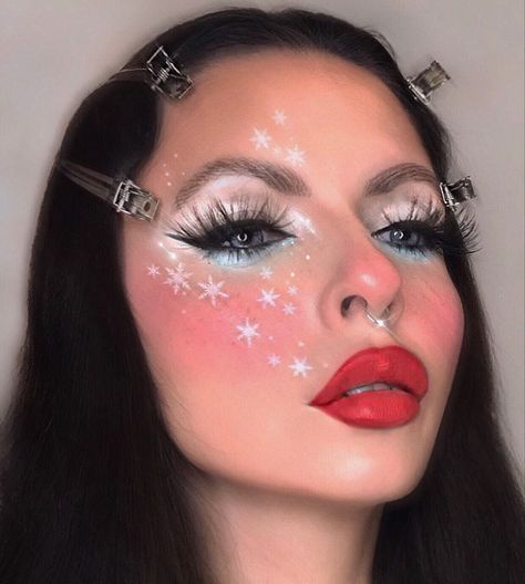 Snowflake Makeup Look, Holiday makeup Crazy Christmas Makeup, Snowflake Eyeliner, Christmas Makeup Ideas Holiday, Snowflake Makeup, Holiday Makeup Christmas, Christmas Content, Seasonal Makeup, Christmas Face Painting, Christmas Eye Makeup