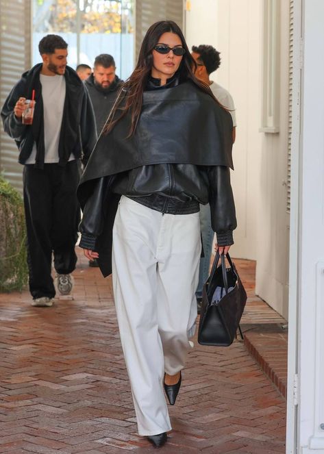 Stile Kendall Jenner, Scarf Coat, Cape Outfit, Leather Scarf, Kendall Jenner Street Style, Outerwear Trends, Kendall Style, Style Casual Chic, Stylish Winter Outfits