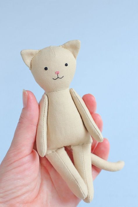 Cat Doll Pattern Free, Cat Doll Pattern, Quilted Cat, Mini Cat, Sew Projects, Sewing Stuffed Animals, Stuffed Animal Cat, Fabric Toys, Clothes Sewing