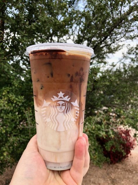 Marble Mocha Macchiato Kawa Starbucks, Starbucks Macchiato, Coffee Macchiato, Mocha Macchiato, Menu Starbucks, Mocha Drink, Starbucks Mocha, Cold Starbucks Drinks, Starbucks Drinks Diy