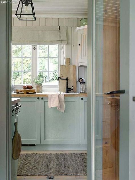 Mint Kitchen, Cottage Makeover, Cocina Shabby Chic, Scandinavian Cottage, Swedish Cottage, Vibeke Design, Casa Country, Casa Vintage, Cottage Kitchens