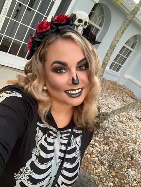 Easy Skeleton Eye Makeup, Girly Skeleton Makeup, Half Face Paint Halloween, Easy Diy Skeleton Makeup, Black And Gold Skeleton Makeup, Skeleton Makeup Easy Simple, Fun Skeleton Makeup, Skeleton Simple Makeup, Simple Women’s Skeleton Makeup