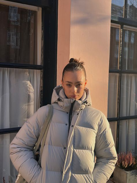 #aritzia #aritiziasuperpuff #slickbun #aesthetic #instagram #inspiration Aritzia Superpuff Outfit, Cloud Puff Aritzia, Aritzia Super Puff Modern Taupe, Aritzia Girl Aesthetic, Aritzia Puffer Jacket Outfit, Super Puff Aritzia Outfit, Superpuff Outfit, Super Puff Outfit, Superpuff Aritzia