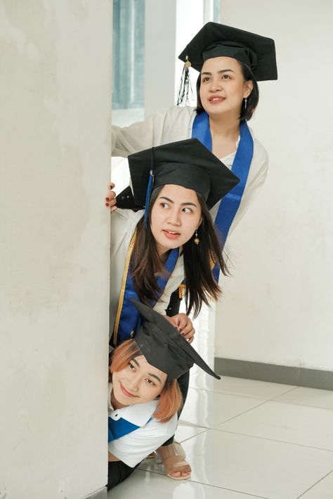 Graduation Graduation Photoshoot Best Friends, College Graduation Pictures Poses Group, Best Friend Grad Photos, Graduation Photoshoot Ideas Group, Graduation Photography Poses Friends, Group Friend Photoshoot, Graduation Photos Group, Graduation Photo Ideas With Friends, Trio Graduation Pictures