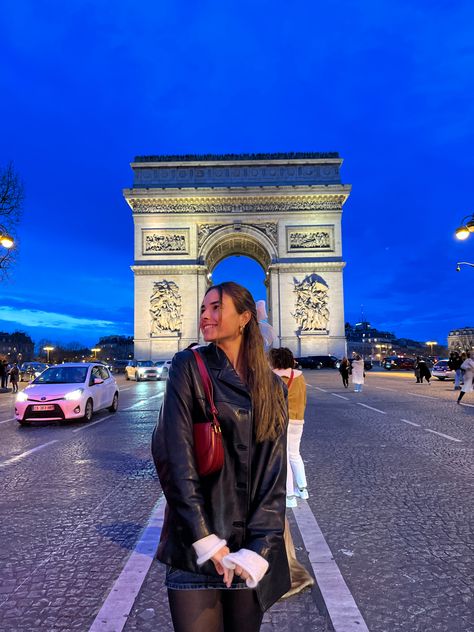 Europe Vibes Aesthetic, Paris Instagram Pictures Fall, Paris Cafe Pictures, Paris Posing Ideas, Europe Travel Pictures, Paris Instagram Pictures Summer, Paris Eiffel Tower Outfit, France In May Outfits, Paris Pic Inspo Aesthetic