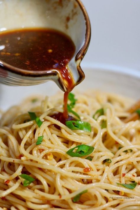 Sweet & Spicy Garlic Noodles - The Cheeky Chickpea Spicy Garlic Noodles, Noodle Recipes Easy, Ramen Noodle Recipes, Garlic Noodles, Asian Sauce, Spicy Noodles, Noodle Bowl, Läcker Mat, Spicy Chili