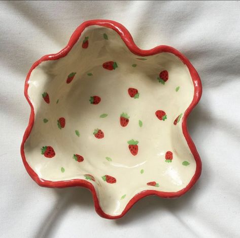 Clay Art Dish, Clay Inspiration Aesthetic, Strawberry Painted Pottery, Strawberry Jewelry Tray, Pottery Painting Strawberries, Bowl Ideas Ceramic, Easy Pinch Pot Ideas, Summer Ceramic Ideas, Pottery Painting Dish