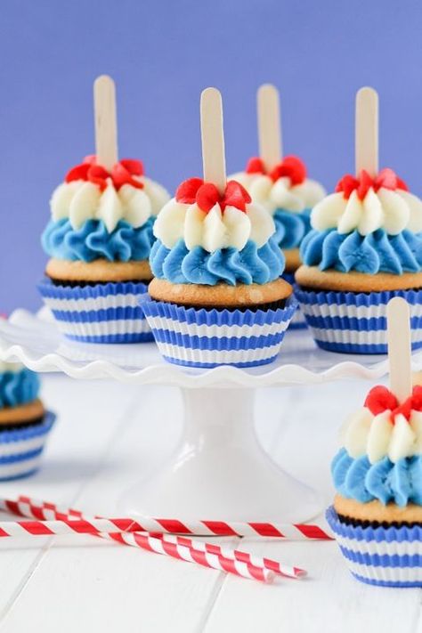 Bomb Pop Cupcakes Ideas, America Desserts, Cherry Butter, Healthy Breakfast Bowl, Patriotic Cupcakes, Lime Cupcakes, Fourth Of July Cakes, Summer Cupcakes, Meals For Four