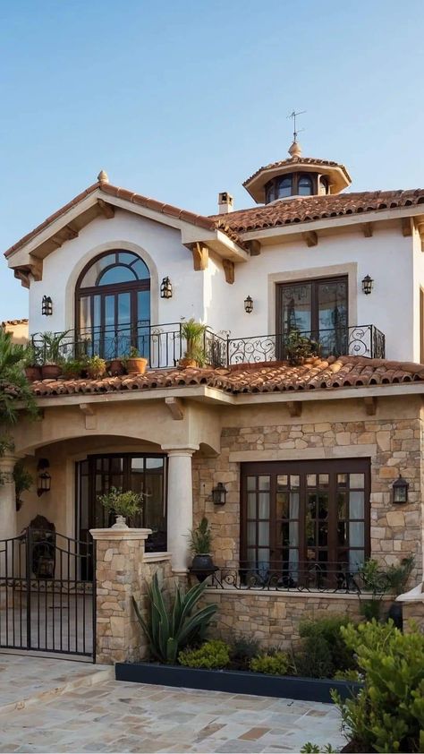 Luxury Mediterranean Homes Interior Design, California Homes Exterior, Small Tuscan House, Mediterranean Homes Plans, California Spanish Style Homes, Meditarian House, Mediterranean Home Exterior, California Style Homes, California Aesthetic Home