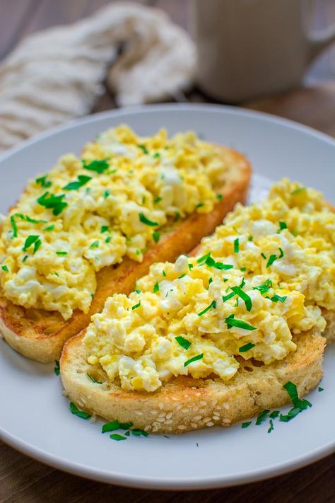 Scrumbles Egg, Open Toast Ideas, Scrambled Eggs On Toast, Egg Food Ideas, Restaurant Breakfast Ideas, Egg Ideas Breakfast, Morning Breakfast Ideas Healthy, Morning Food Ideas, Toast Egg Breakfast