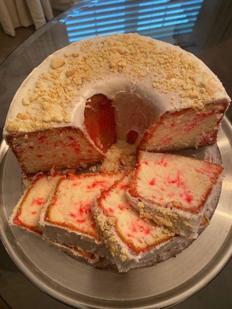 Strawberry crunch pound cake - Delish Grandma's Recipes Strawberry Crunch Pound Cake, Crunch Pound Cake, Strawberry Crunch, Crunch Cake, Think Food, Food Drinks Dessert, Pound Cake Recipes, Cake Ingredients, Food Obsession