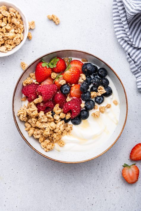 How to make the best yogurt bowl with four different topping variations. They're protein-packed, easy to make and perfect for breakfast or a snack. Greek Yogurt Bowl, Low Sugar Yogurt, Yogurt Breakfast Bowl, Strawberry Chia Jam, Yogurt Bowls, Whipped Yogurt, Raspberry Yogurt, Almond Granola, Yogurt Breakfast