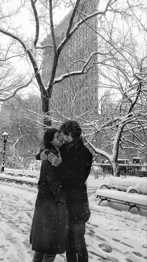 A Winter In New York Book, Relationship Aesthetic Black And White, Christmas In New York Couple, Winter Couples Aesthetic, New York With Boyfriend, Snow Couple Photos, Couple In Snow Aesthetic, New York Christmas Couple, Couple Snow Aesthetic