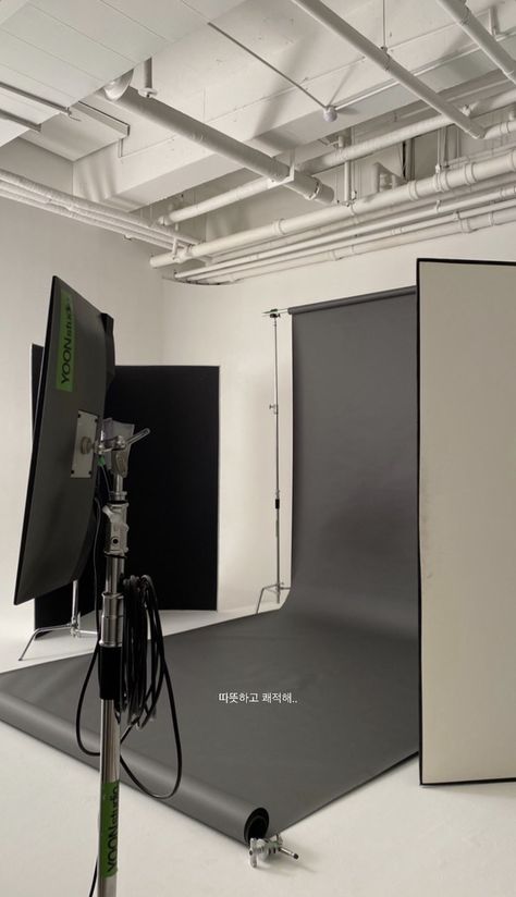 Photo Mannequin, Photography Studio Design, Photography Studio Setup, Warehouse Design, Dream Photography, Dream Office, Dream Studio, Model Aesthetic, Studio Setup