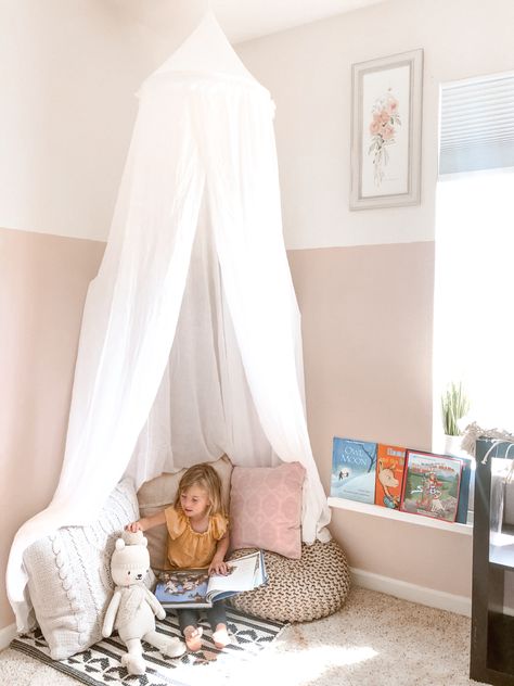 Toddler Reading Nook Girl, Teepee Reading Nook, Montessori Reading Nook, Reading Nook Girls Bedroom, Girls Room Reading Corner, Reading Nook Toddler Room, Toddler Room Reading Corner, Baby Reading Nook, Toddler Girl Reading Corner