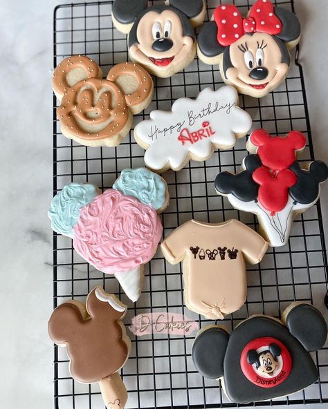 Food Birthday Theme, Disneyland Cookies Decorated, Disney World Cookies, Disney Themed Cookies, Disney World Theme Party, First Birthday Disney Theme, Disney Birthday Cookies, Disney Sugar Cookies, Disneyland Cookies