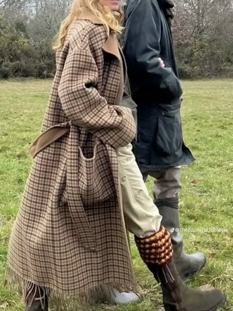 Countryside Walk Outfit, Schoffel Woman Outfit, Irish Style Fashion Women, Pnw Winter Outfits, Scottish Highlands Outfit, British Countryside Fashion, English Country Style Outfits, British Countryside Aesthetic, English Country Fashion