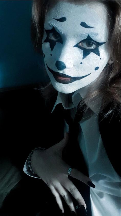 Face Paint Aesthetic Ideas, Halloween Makeup White Face, Black And White Face Paint Ideas, Makeup Ideas Face Paint, Masculine Clown Makeup, Clowncore Black And White, Simple Clown Makeup Men, Mime Makeup Men, Jester Face Paint