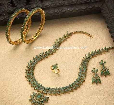 Green stone antic jewellery for randa salomoun. Emerald Haram, Emerald Jewelry Set, Ruby Necklace Designs, Ruby Jewelry Necklaces, Temple Jewelry Necklace, Gold Jewelry Simple Necklace, Gold Necklace Indian Bridal Jewelry, Antique Bridal Jewelry, Necklace Indian