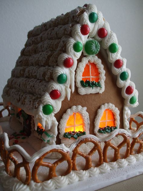 gingerbread house Gingerbread House Sweets, Gingerbread Houses Ideas Creative, Simple Ginger Bread Houses, Ginergerbread House Ideas, Gingerbread House Decorations Simple, Ginger Bread House Ideas Simple, Prebuilt Gingerbread House Ideas, Christmas Ginger Bread House Ideas, Easy Ginger Bread Houses