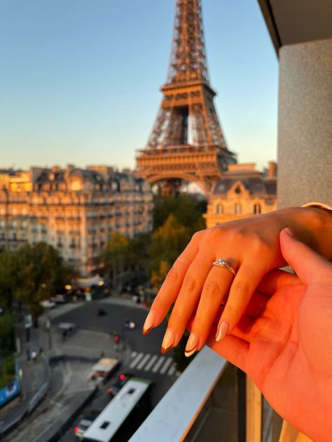 خواتم خطوبة, Proposal Pictures, Paris Couple, Paris Dream, Romantic Paris, Vision Board Pictures, Proposal Photos, Life Vision Board, Paris Aesthetic