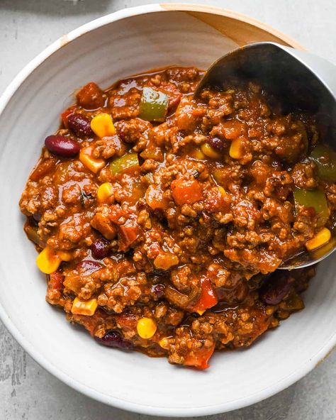 The best quick and easy chili recipe! Made in 30 minutes on the stovetop, homemade chili is a delicious, from scratch (no packaged seasoning) dinner your whole family will love. Chilli Stovetop Recipe, Easy Delicious Chili Recipes, Chili Recipe Quick, Chili In A Crockpot, Yummy Chili Recipes, Classic Beef Chili, Chili With Pasta Recipe, Stove Top Chilli Recipe, Easy Stove Top Chili