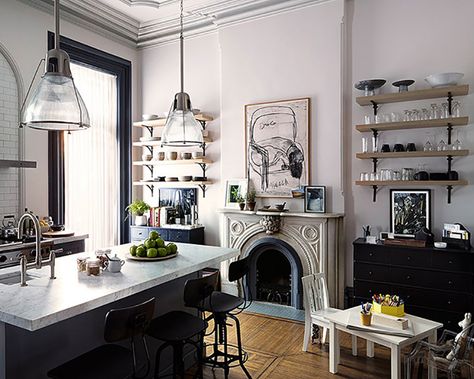 9 Ways to Make Your Home Feel Straight Out of a Nancy Meyers Movie - Camille Styles The Intern Movie, Nyc Brownstone, Nancy Meyers Movies, The Intern, Nancy Meyers, Ranch Style Home, Home Again, Anne Hathaway, Kitchen Sets