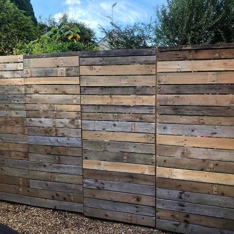 Horizontal Pallet Fence Ideas -jessnosneb Privacy Fence Ideas Pallet, Diy Privacy Fence With Pallets, Palet Fence Diy, Fence Ideas With Pallets, Wooden Pallet Fence Ideas, Fences Made From Pallet Wood, Privacy Fence Made From Pallets, Palet Fence Ideas Backyards, Diy Fence With Pallets