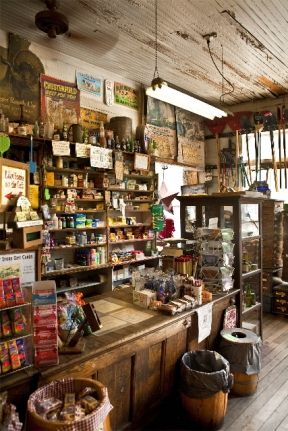 Country store. I would love to shop here... It's the real deal...Fun! Antique Store Window Display Ideas, Country General Store, Small Country Store, Antique Store Interior, Country Store Display Ideas, Antique General Store, General Store Display, Vintage General Store, Country Store Display