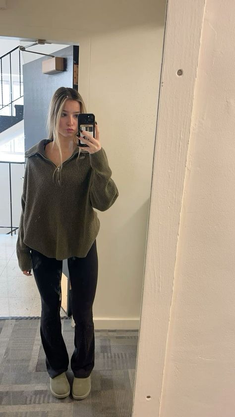 fall outfit inspo Yoga Pants Sweater Outfit, Yoga Pants And Hoodie Outfits, Outfit Ideas For School Leggings Comfy, Sweatshirt And Yoga Pants Outfit, Aesthetic Yoga Pants Outfit, Simple School Outfits Plus Size, Fall Outfits Uggs Tasman, Autumn Outfits With Uggs, Comfy Yoga Pants Outfit