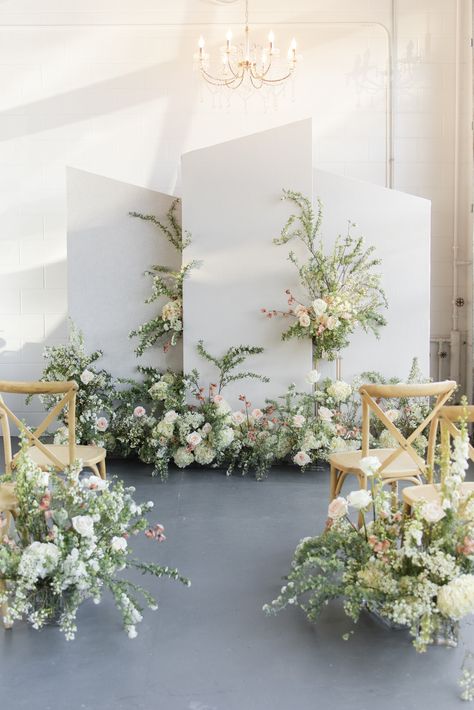 Intimate Wedding Decor Ideas, Wedding Decorations Flowers Backdrops, Cute Wedding Backdrop, Minimalist Backdrop Ideas, White Wall Wedding Backdrop, Wedding Backdrop White Flowers, Wedding Studio Design, Intimate Wedding Backdrop, Wedding Flowers Background