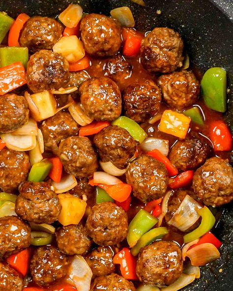 Tossed together with sweet pineapple and stir-fried veggies, these tasty quick and easy Sweet and Sour Meatballs can be baked or air fried! #sweetandsour #meatballs #recipe Sweet And Sour Hamburger, Ww Meatball Recipes, Meat Veggie Dinner, Meatball Recipes Pineapple, Meatball And Peppers, Meat And Veggie Dinners Low Carb, Recipe Using Peppers, At Home Lunches For Adults, Sweet A D Sour Meatballs