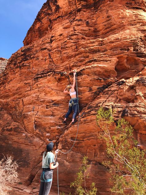 rock climbing outside trad climbing sportclimbing outdoor activity adventure summer time climbing camping pictures ideas sunset idaho utah the great outdoors national parks state parks places to visit city of rocks hiking desert sandstone cougar cliffs sunny utah saint george woman climbing Red Rock Climbing, Rock Climbing Outdoor, Rock Climbing Senior Pictures, Rock Climbing Aesthetic Outdoor, Rock Climbing Aesthetic, Yosemite Climbing, Climbing Aesthetic, Hiking Desert, Rock Climbing Women