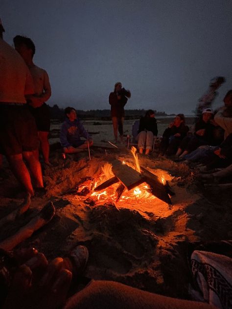 Pictures Of Yourself, Fire On The Beach Night, Bonfire Friends Aesthetic, Summer Nights Aesthetic Friends, Friends Camping Aesthetic, Bonfire Aesthetic Friends, Bonfire Night Aesthetic, Beach Bonfire Aesthetic, Beach Party At Night