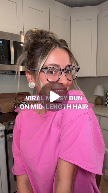 Charlie Suzanne Wenz Scott on Instagram: "my version of the viral @delaneychilds bun!! 🍰 #hairtutorial #messybun #easyhairstyles   claw clip hair styles, easy hair tutorial, claw clip, messy bun, everyday style, pinterest aesthetic, casual style" Bun Claw Clip Tutorial, Messy Bun Office Outfit, Cool Claw Clip Hairstyles, Claw Clip Top Bun, Cute Easy Messy Buns For Short Hair, Claw Clip Messy Bun For Short Hair, Claw Clip Tutorial For Medium Hair, Viral Bun Hack, Casual Claw Clip Hairstyles