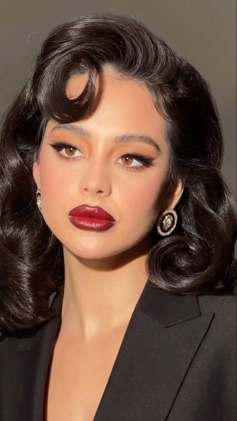 90s Hollywood Makeup, Full Glam Hairstyles, Hollywood Theme Makeup, Vintage Prom Makeup, Great Gatsby Makeup And Hair 1920s Style, Dark Red And Black Makeup, 30s Makeup Age, Classic Makeup Looks Vintage, Black Suit Makeup