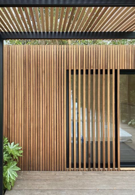 Vertical Wood Slat Wall Outdoor, Vertical Slat Wall Exterior, Wood Slat House Exterior, Outdoor Wood Slat Wall, Wood Privacy Screen Outdoor, Fluted Exterior Siding, Wooden Slats Wall Exterior, Wooden Exterior Cladding, Vertical Wood Cladding Exterior