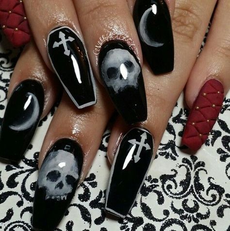 Step into the New Year with style - explore chic and sparkling nail designs! Pretty Poison, Nails Goth, Nails Kids, Black And White Nails, Horror Nails, Tips Nails, Skull Nails, Punk Nails, Gothic Nails