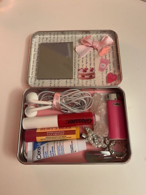 Schul Survival Kits, Wallet Inspiration, Mint Tin Crafts, Altoids Tins, Mint Tins, Purse Essentials, Handbag Essentials, Diy Crafts To Do, Fun Diy Crafts