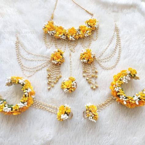 Buy Floral White and Yellow Jewelry Set for Brides and Bridesmaid Online in India - Etsy Haldi Outfits With Floral Jewellery, Bridal Flower Jewellery For Haldi, Flower Haldi Jewellery, Mehendi Jewellery For Bride, Haldi Flowers Jewelry For Bride, Haldi Jewellery Ideas, Haldi Accessories For Bride, Haldi Jewellery Bridal, Haldi Jewellery Bridal Flowers