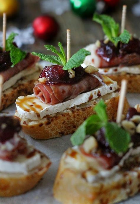 The Brunette Baker: Cranberry, Brie and Prosciutto Crostini with Balsamic Glaze Brie And Prosciutto Crostini, Brie And Prosciutto, Cranberry Crostini, Prosciutto Crostini, Brie Cranberry, Crostini Appetizers, Cranberry Brie, Mozzarella Sticks, Holiday Appetizers