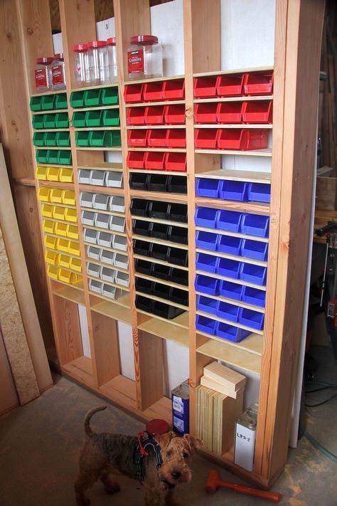 Arbejdsplads Garage, Organization Garage, Garage Organization Tips, Garage Organisation, Garage Workshop Organization, Woodworking Tools For Sale, Woodworking Tools For Beginners, Garage Storage Shelves, Woodworking Chair