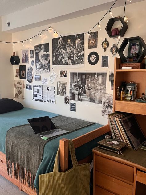 Sports Dorm Room Ideas, Raven Claw Dorm Room, Dorm Decor Guys, Make Dorm Room Ideas, Men Dorm Room Decor, College Dorm Room Ideas Dark Academia, College Dorm Room Ideas Music, Dorm Room Music Theme, Athlete Dorm Room