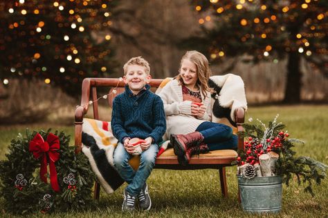 Christmas Mini Sessions Outdoor, Outdoor Christmas Photos, Diy Christmas Photoshoot, Christmas Mini Shoot, Christmas Tree Farm Photos, Christmas Family Photoshoot, Christmas Photo Props, Holiday Mini Session, Xmas Photos