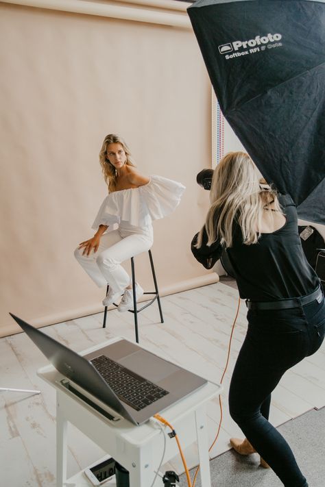 Photographer Behind The Scenes Photo Shoot, Behind The Scenes Brand Shoot, Photographer At Work, Behind The Scenes Content Ideas, Behind The Scenes Photoshoot Fashion, Woman Photographer Aesthetic, Photo Shoot Behind The Scenes, Behind The Scenes Photoshoot Aesthetic, Fashion Photographer Aesthetic