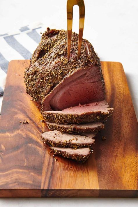 Top Round Roast {Extra Juicy And Tender} - TBMW Round Roast Recipes, Top Round Roast Recipe, Top Round Roast Beef, Top Round Roast, Boston Cream Cake, Roast Beef Recipe, Top Round Steak, Round Steak Recipes, Leftover Roast Beef