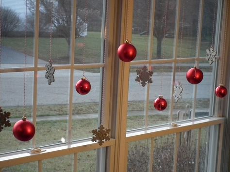 Top 10 Best Window Decoration Ideas for Christmas.  The candy cane decor wouldn't last with me...I'd be munching on them! Diy Christmas Window, Cane Decor, Christmas Shop Window, Christmas Window Decoration, Window Decorating, Diy Classroom Decorations, Sparkling Christmas, Garland Diy, Diy Christmas Ornament