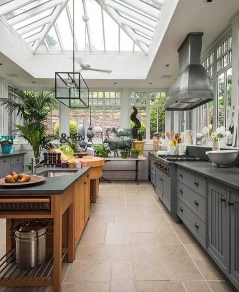 Light and green Conservatory Kitchen Ideas, Conservatory Kitchen, Model Dapur, Kabinet Dapur, Farmhouse Remodel, Counter Space, Luz Natural, Large Kitchen, Design Living