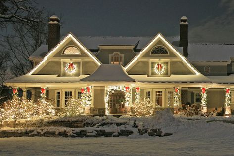 Exterior Lights Christmas, Christmas Lights For Roof, Hanging Christmas Lights On Two Story House, Craftsman House Christmas Exterior, White Christmas Lights Exterior, Christmas Lights On Roof Line, Christmas Lights For Shrubs, Holiday House Lights Outside, Exterior Christmas Lights White